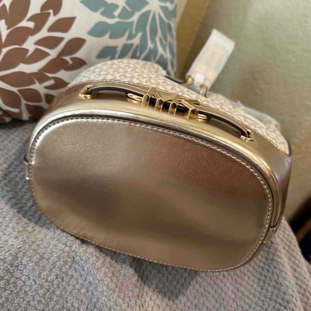 Michael Kors- REED 35S4G6RM6M VANL/PLGOLD MD BELTED BUCKT MSGR - NWT - Picture 3 of 16